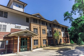 Chic Modern 3BR Apartment in Oak Hill by Stay Gia